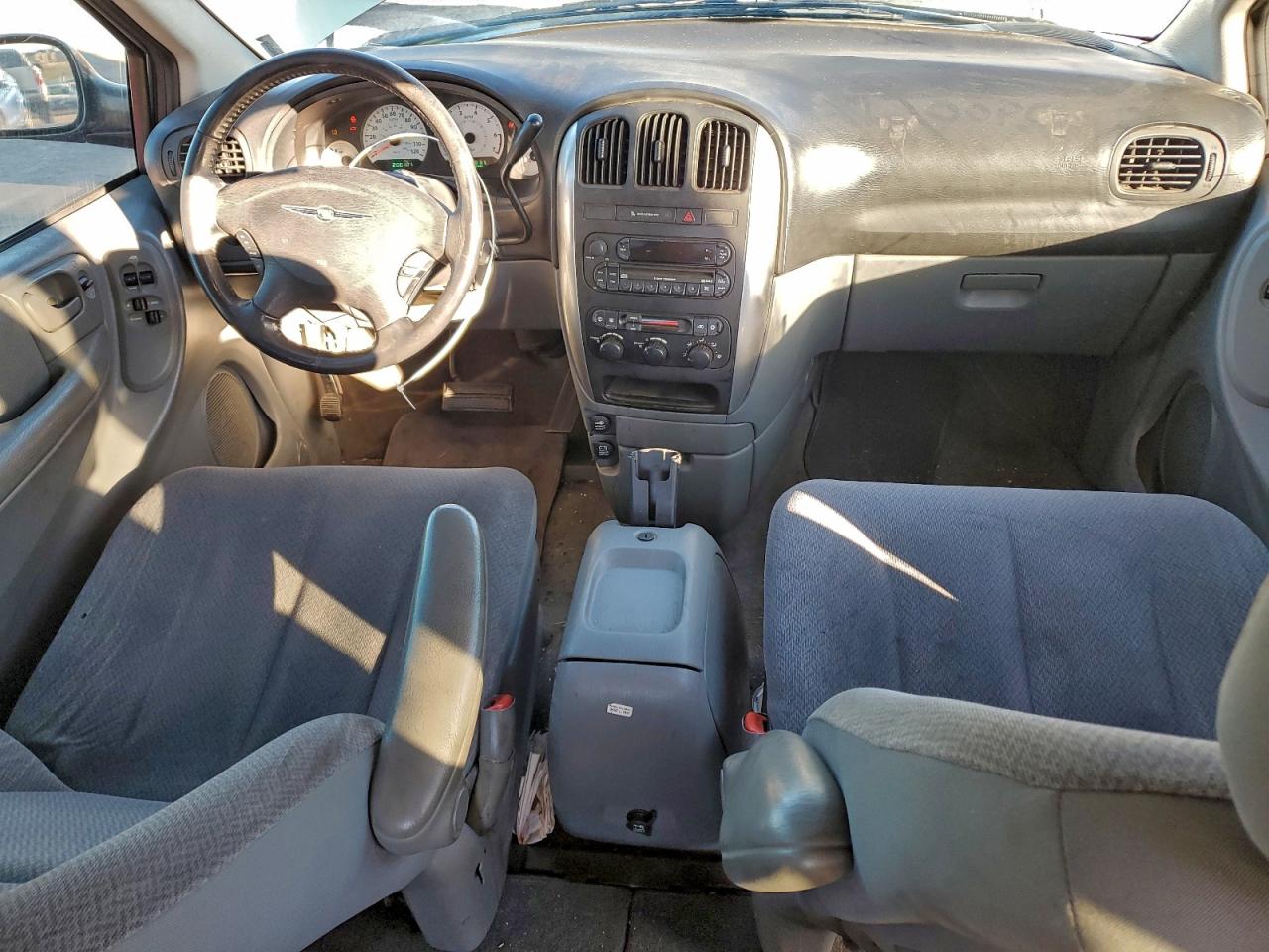 2005 Chrysler Town & Country Touring VIN: 2C4GP54L05R469663 Lot: 96040405