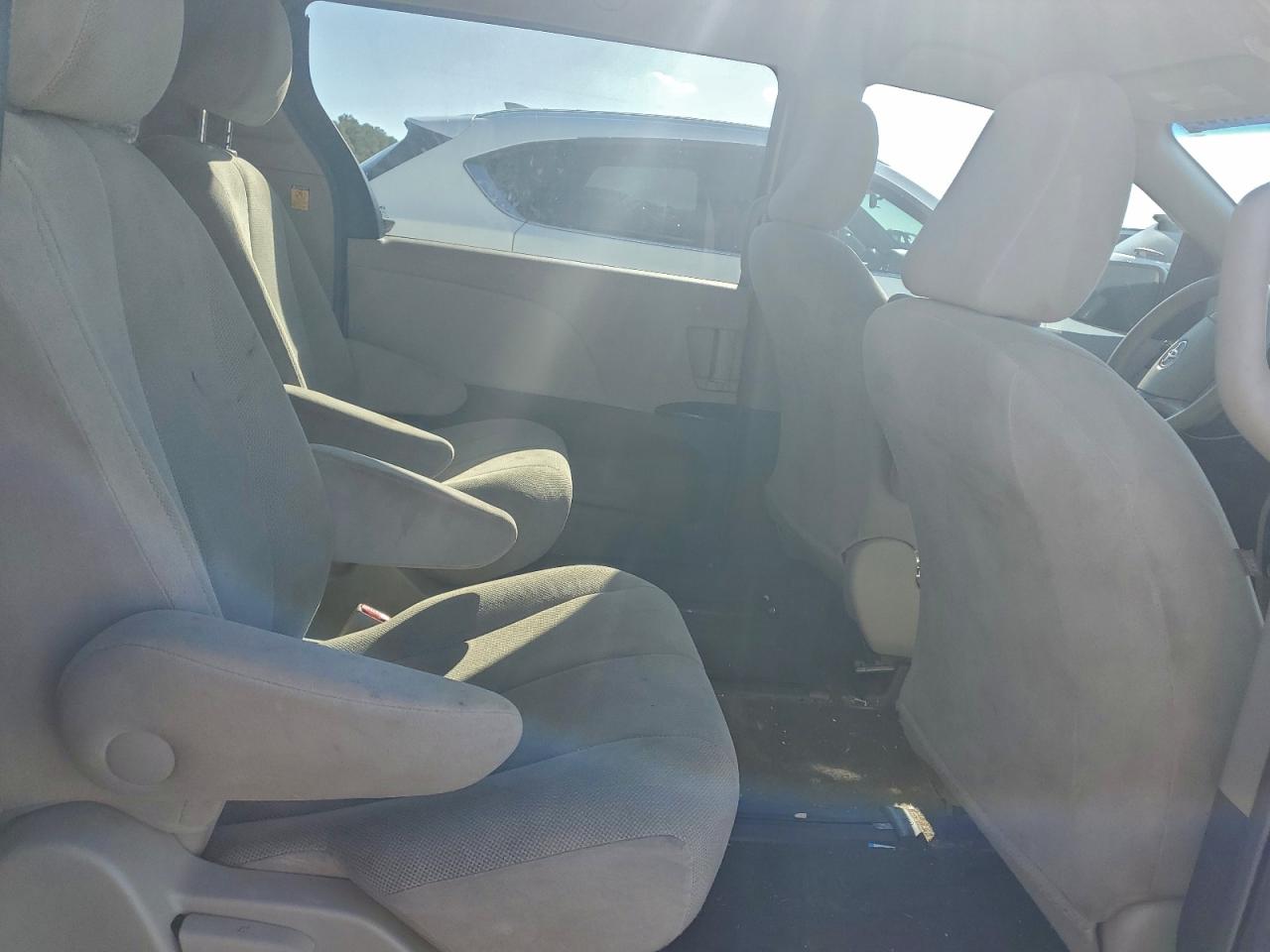 2011 Toyota Sienna VIN: 5TDZK3DC2BS050762 Lot: 95861035