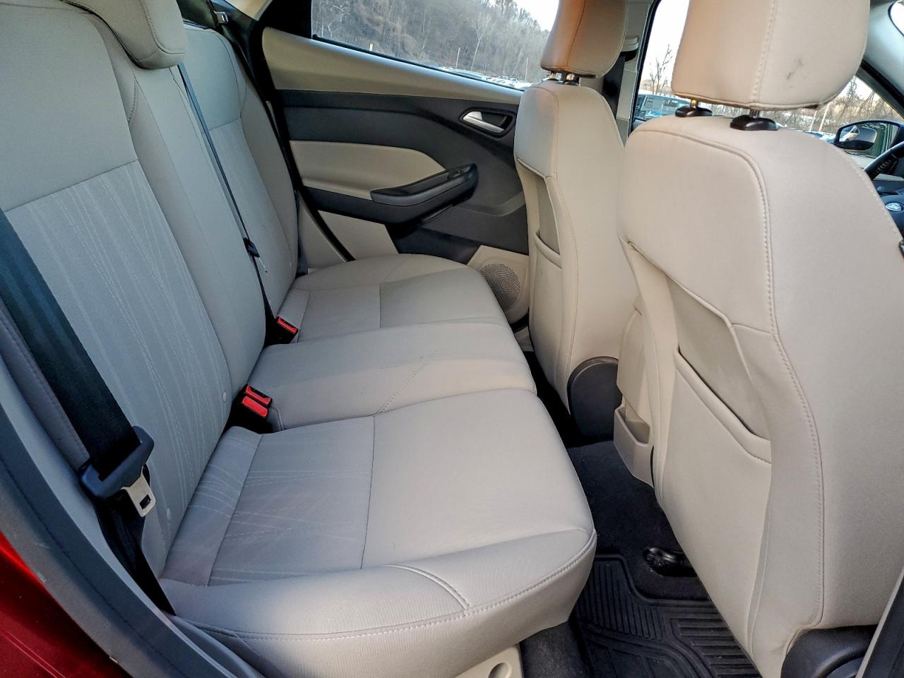 2016 Ford Focus Se VIN: 1FADP3K23GL401165 Lot: 93934705