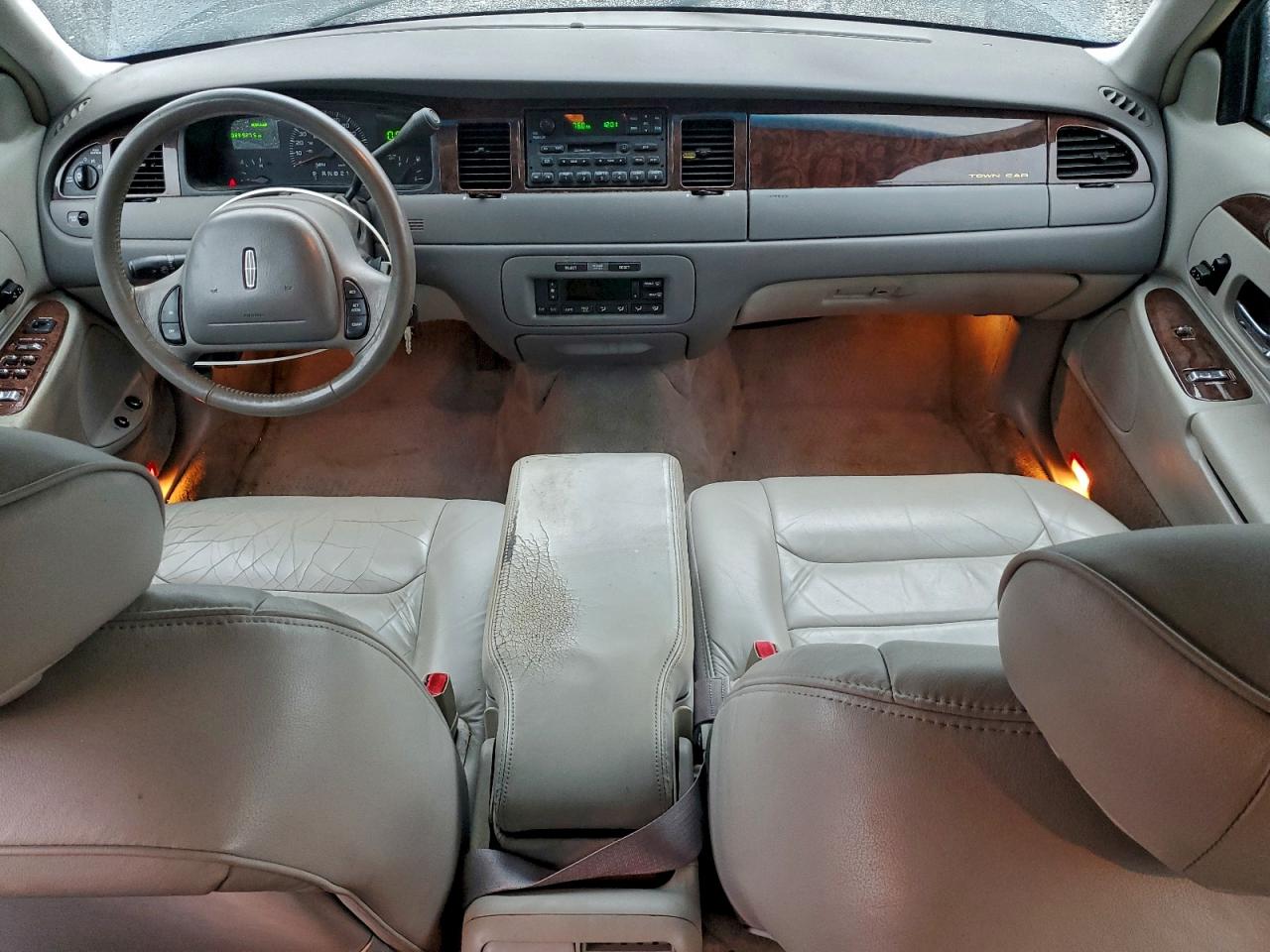 2000 Lincoln Town Car Executive VIN: 1LNHM81W8YY785286 Lot: 96403955