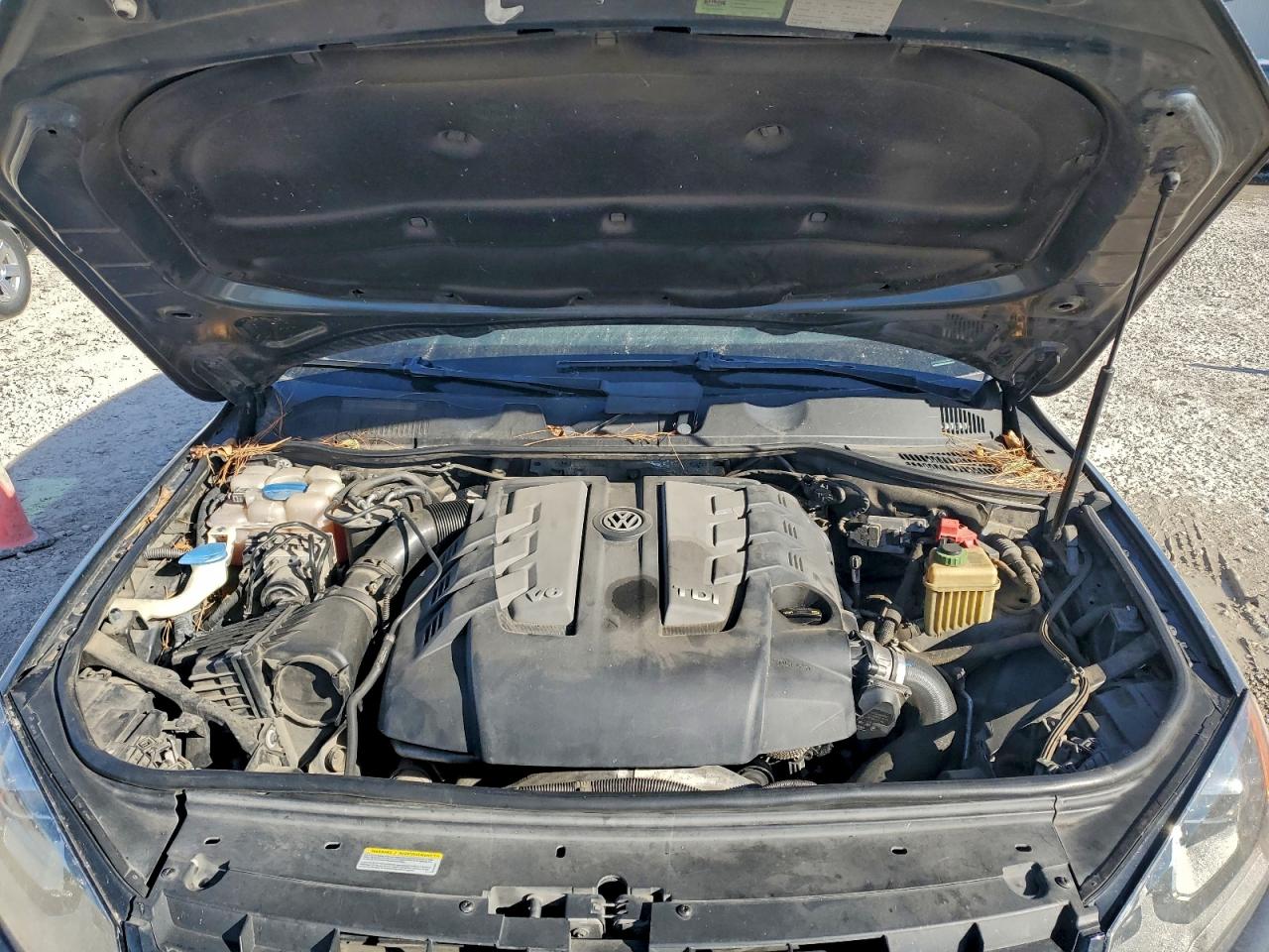 2014 Volkswagen Touareg V6 Tdi VIN: WVGEP9BP3ED012784 Lot: 96776405