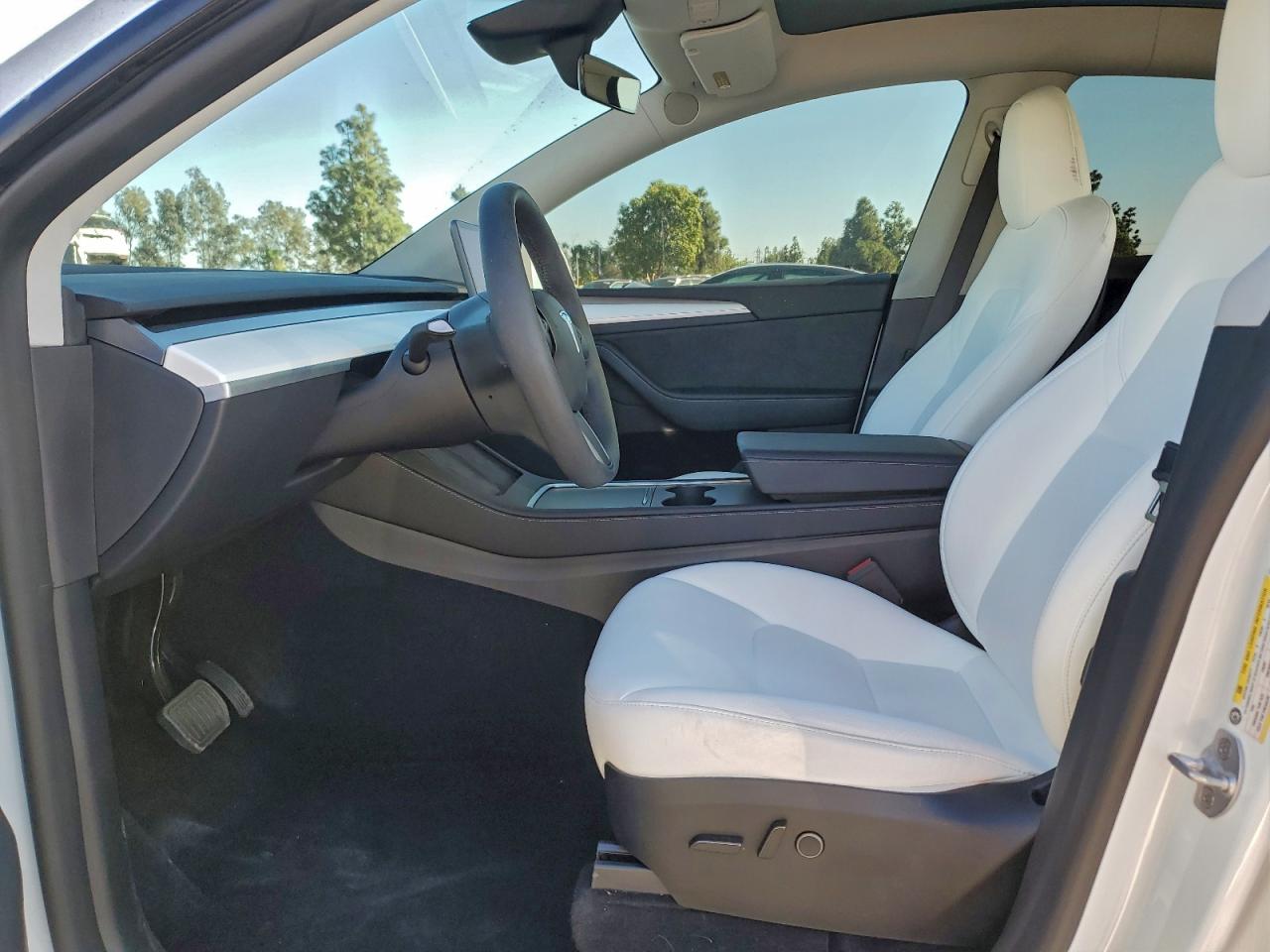 2024 Tesla Model Y VIN: 7SAYGDEE5RA260337 Lot: 93762185