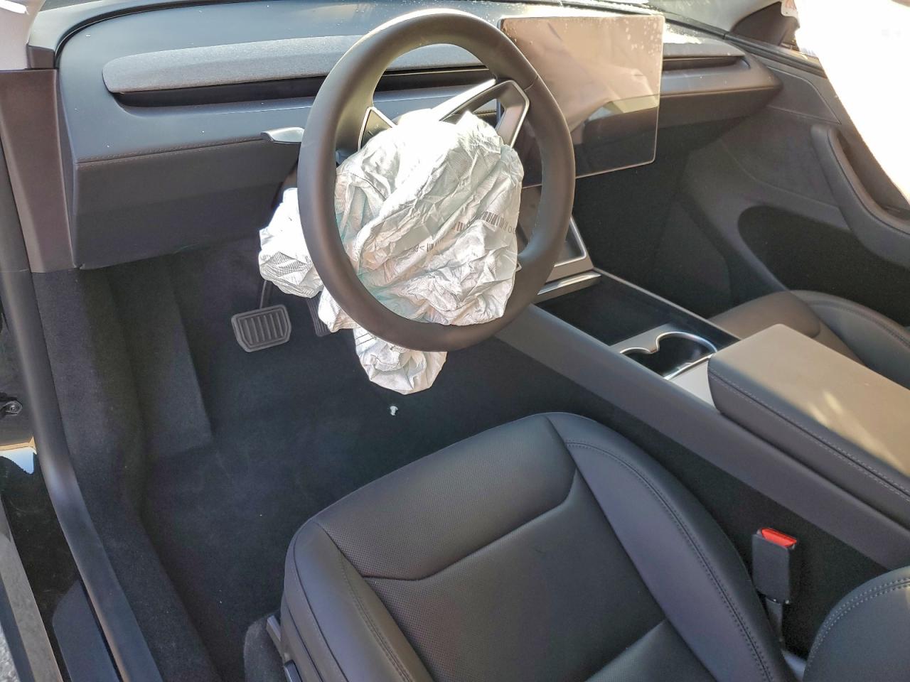 2026 Tesla Model Y VIN: 7SAYGDED5TA579932 Lot: 96185865