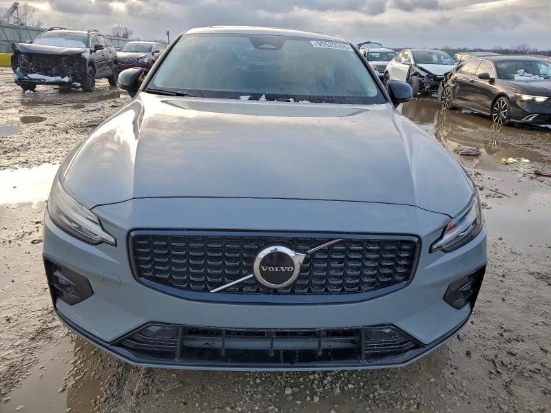  VOLVO S60 CORE 2024 Серебристый