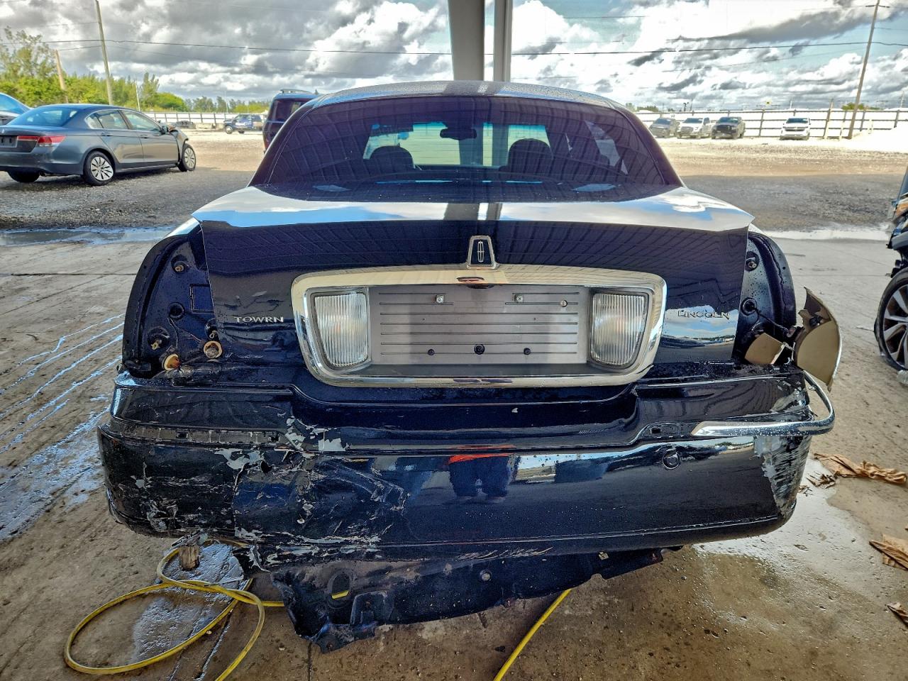 2003 Lincoln Town Car Signature VIN: 1LNHM82W13Y614340 Lot: 95391875