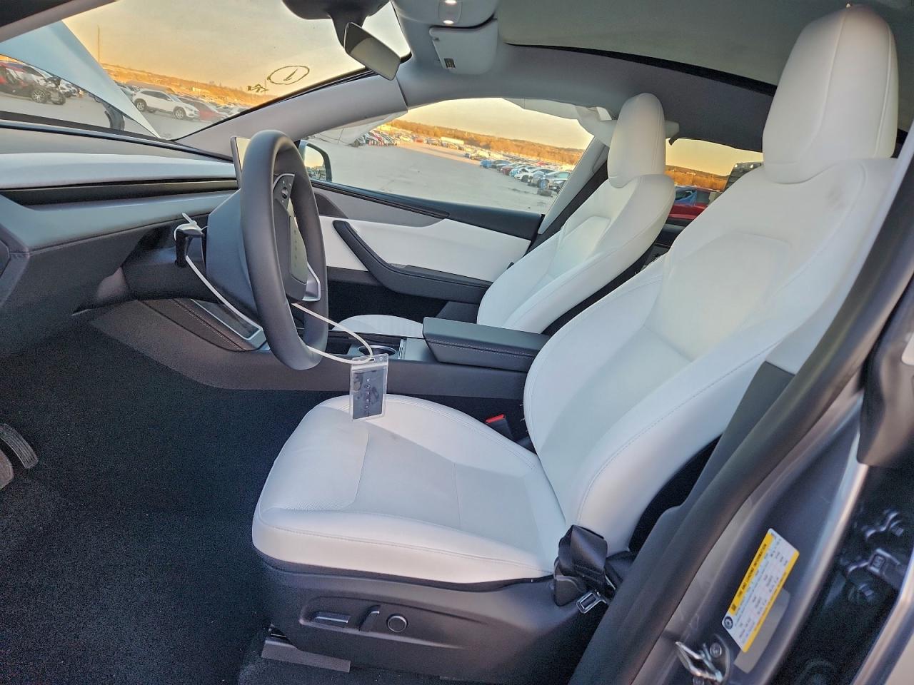 2026 Tesla Model Y VIN: 7SAYGDEEXTA392016 Lot: 95202995