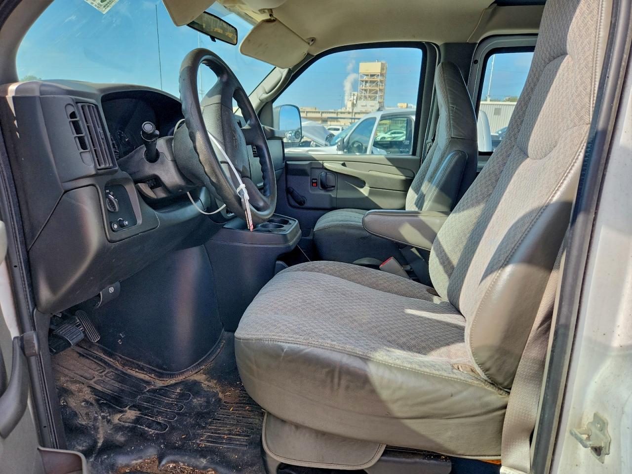 2005 GMC Savana 2500 Delivery Van VIN: 1GTGG29V051152852 Lot: 95880755