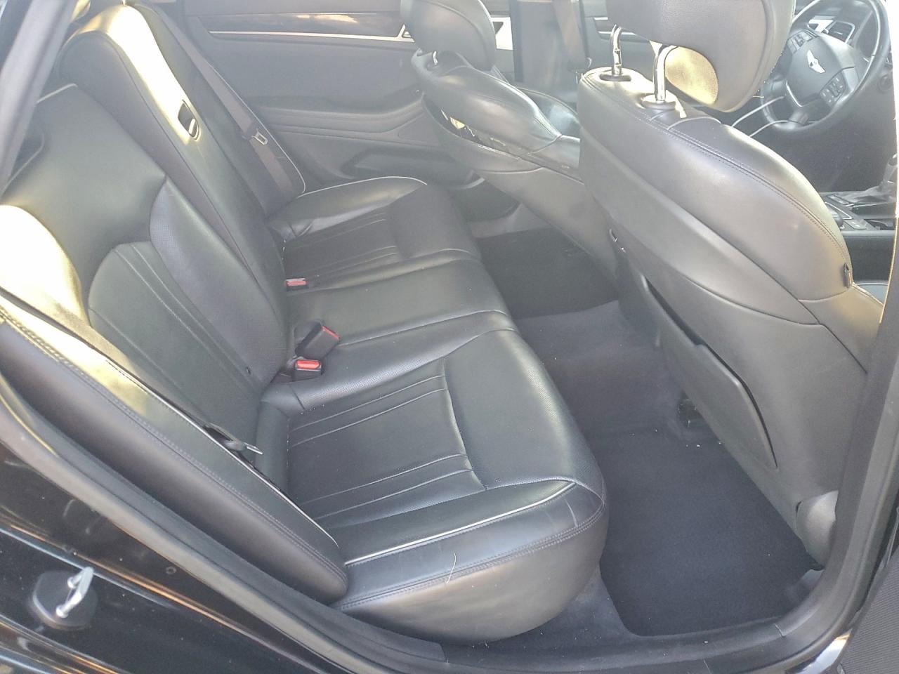 2015 Hyundai Genesis 3.8L VIN: KMHGN4JE0FU061945 Lot: 96765825