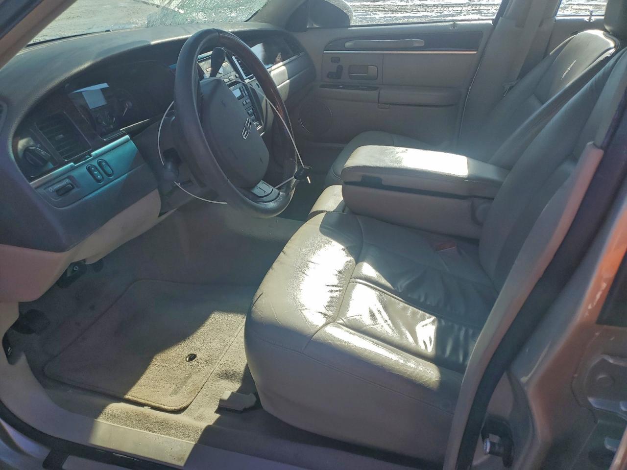 2006 Lincoln Town Car Signature Limited VIN: 1LNHM82VX6Y610380 Lot: 94872275