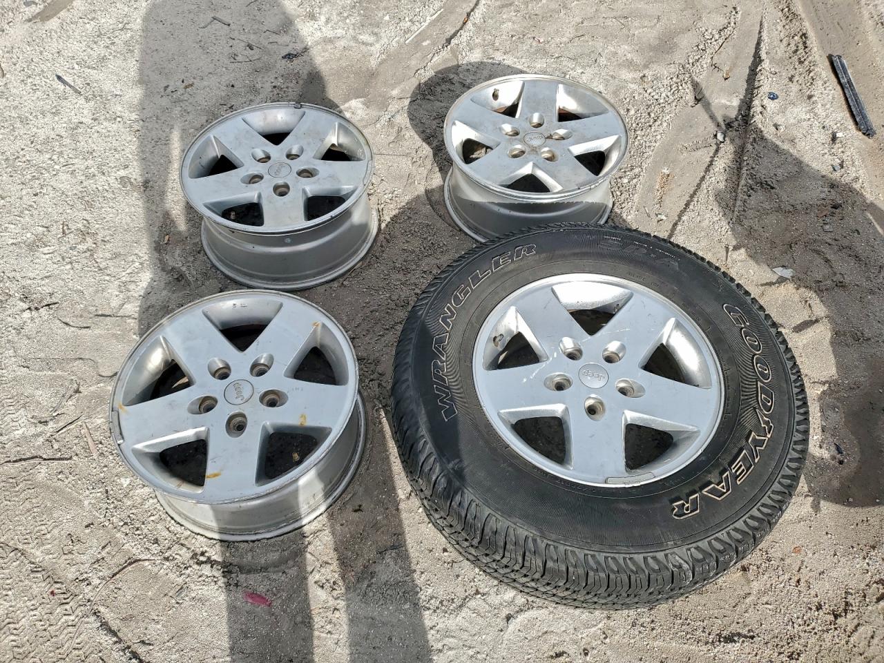 2012 Jeep Wrangler Unlimited Sport VIN: 1C4BJWDG9CL142575 Lot: 97073615