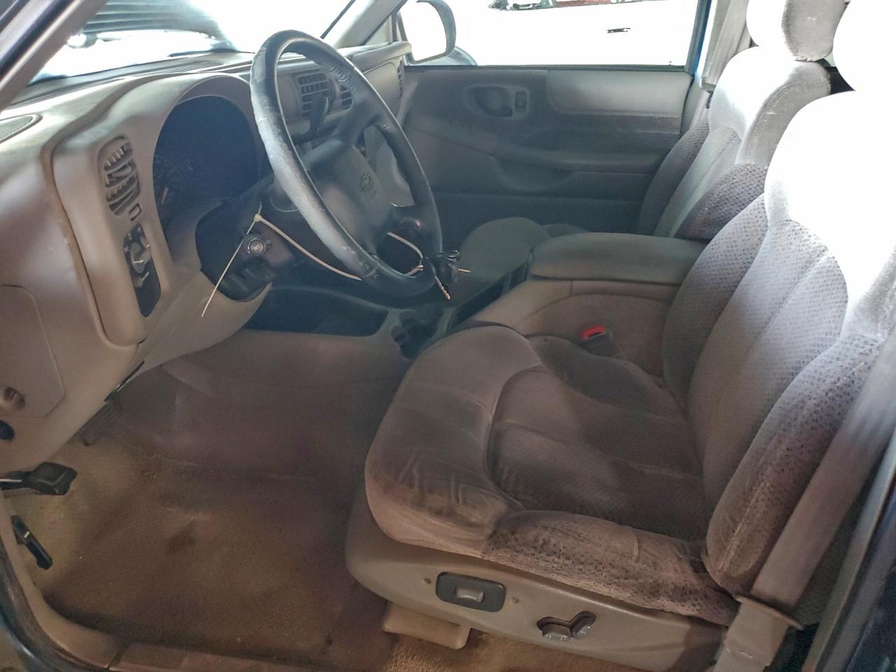 2000 Chevrolet Blazer VIN: 1GNCS13W3Y2394372 Lot: 95466655