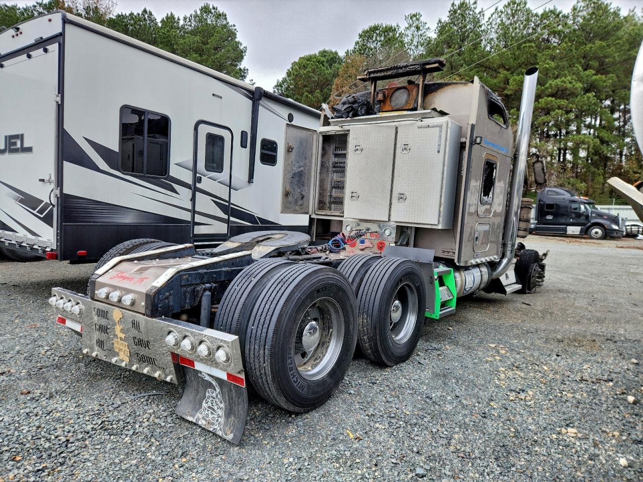 2007 Kenworth W900 Semi Truck VIN: 1XKWDB9X17R170792 Lot: 94043845