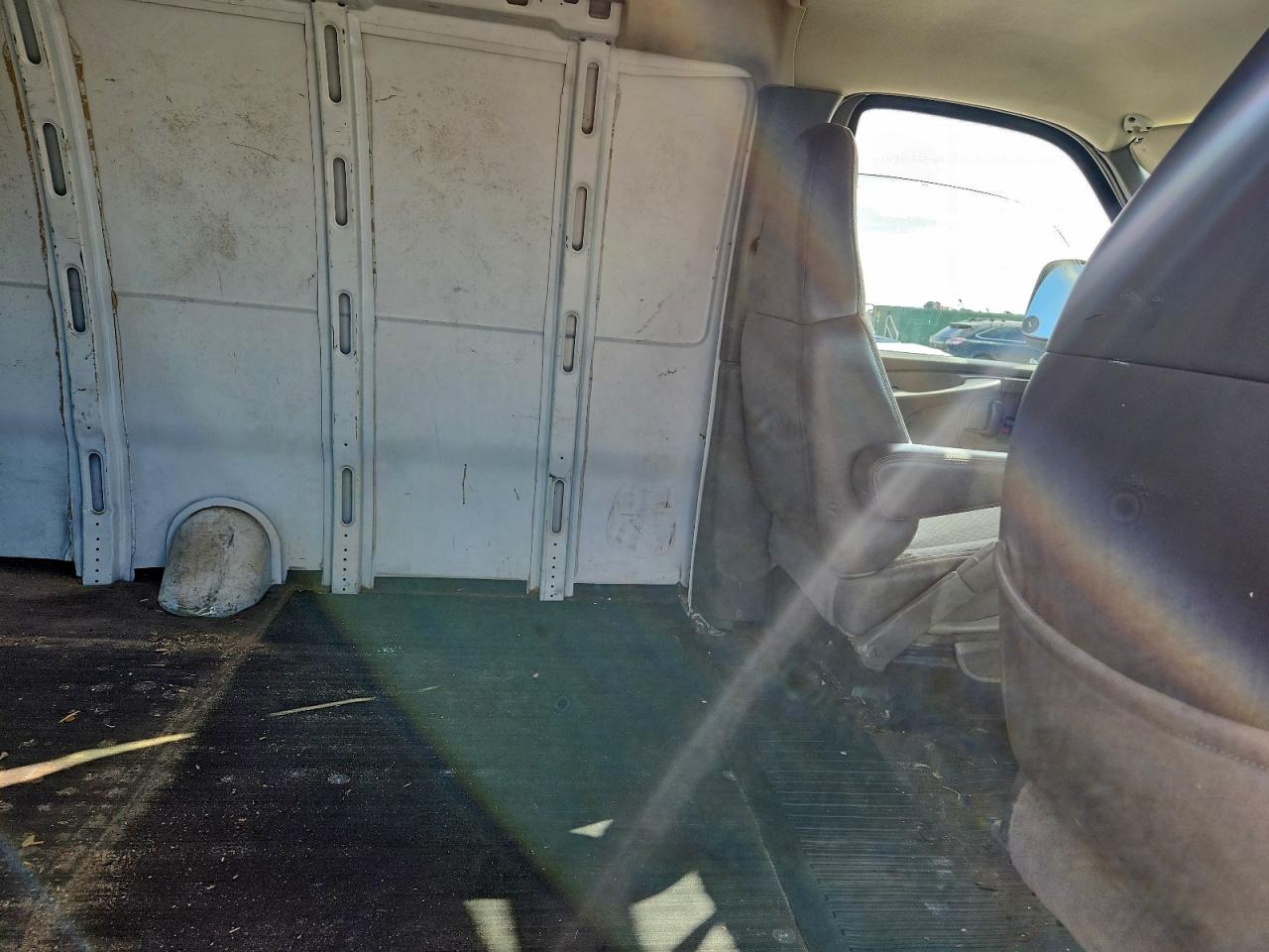 2005 GMC Savana 2500 Delivery Van VIN: 1GTGG29V051152852 Lot: 95880755