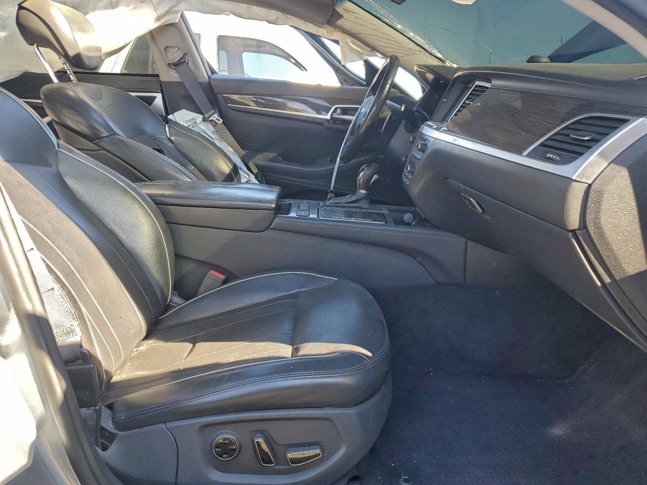 2015 Hyundai Genesis 3.8L VIN: KMHGN4JE6FU090060 Lot: 92703645