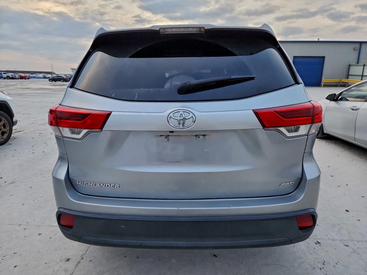 2017 Toyota Highlander Le VIN: 5TDBZRFH8HS462864 Lot: 95116825