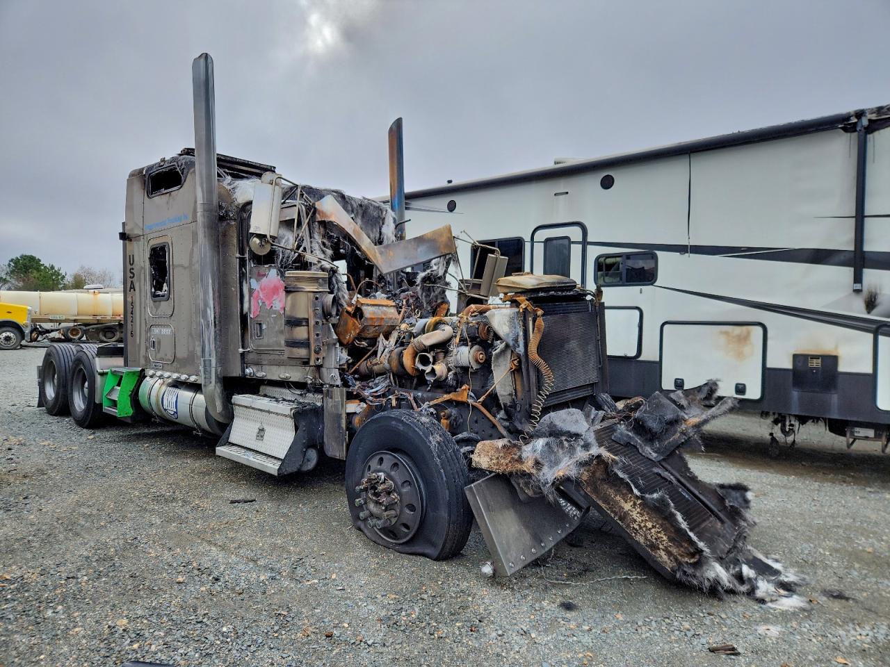 2007 Kenworth W900 Semi Truck VIN: 1XKWDB9X17R170792 Lot: 94043845