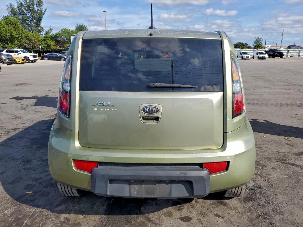 2011 Kia Soul + VIN: KNDJT2A23B7318891 Lot: 95542065
