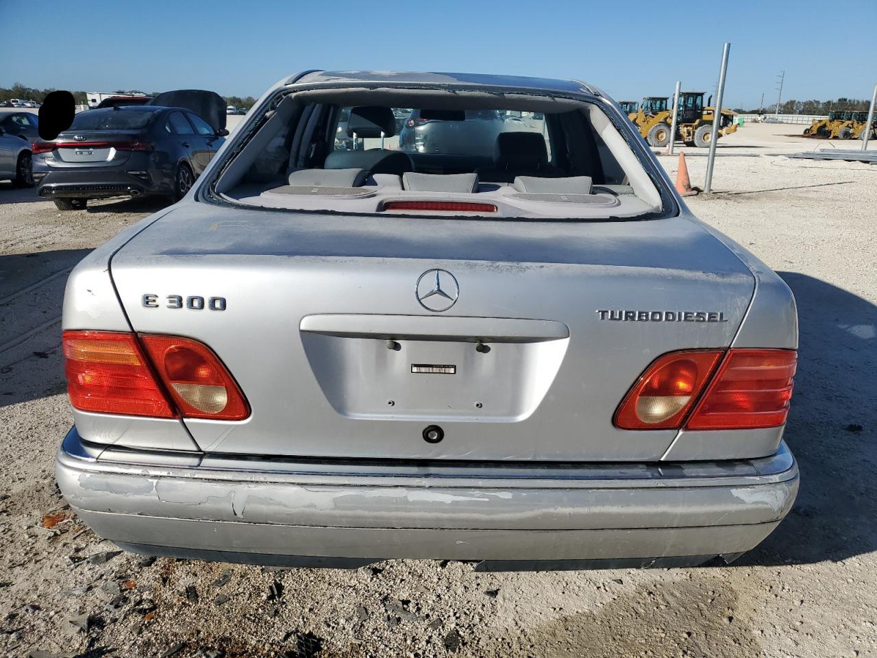WDBJF25H1XA795057 1999 Mercedes-Benz E 300Td