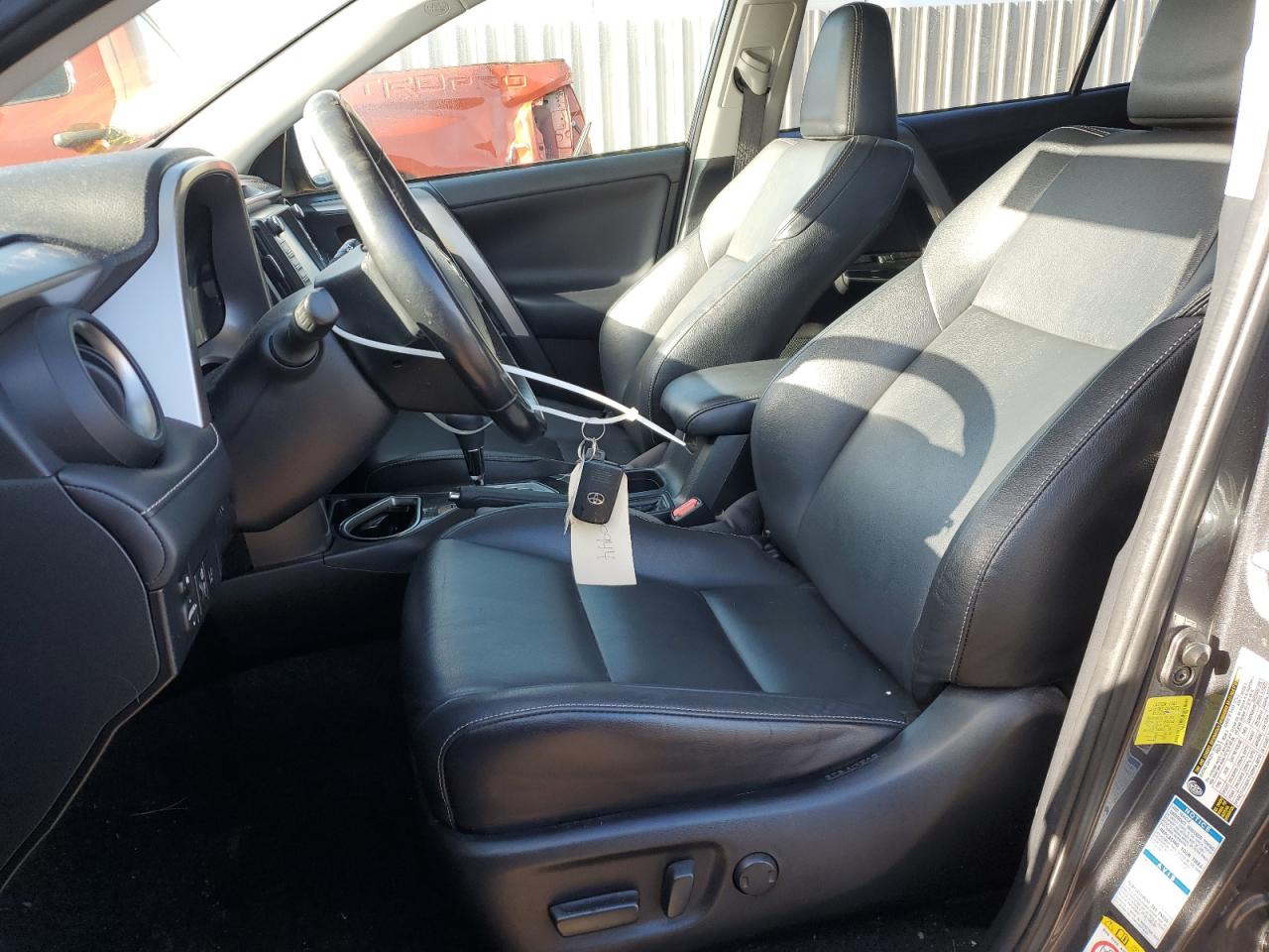 JTMDJREV7JD221984 TOYOTA RAV4 2018