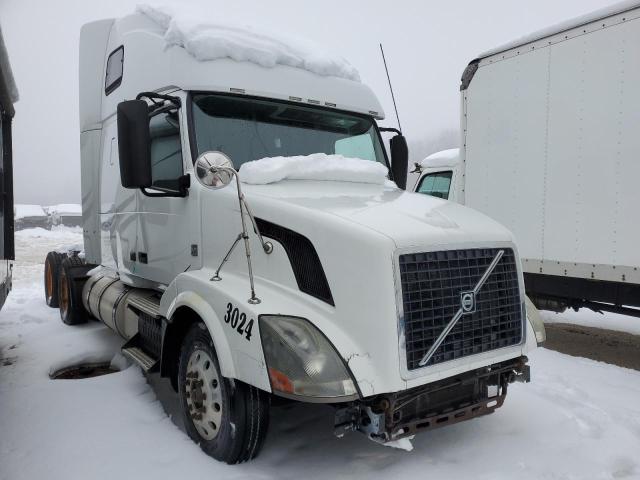 Lot #2336918887 2013 VOLVO SEMI salvage car