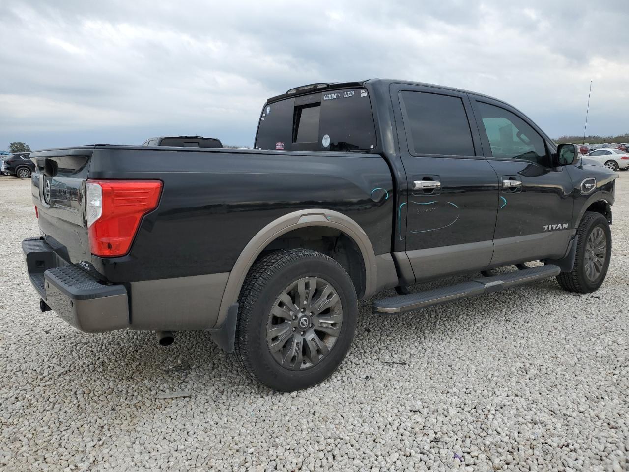 1N6AA1E52HN528663 NISSAN TITAN 2017