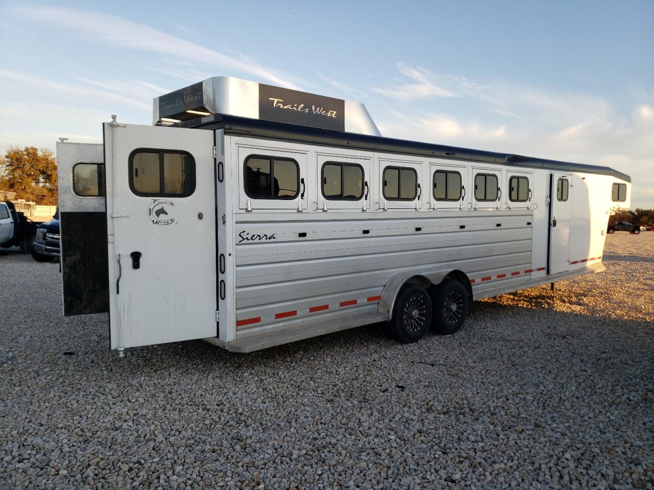 49SH74022PP075929 TRAIL KING HORSE TRAI 2023