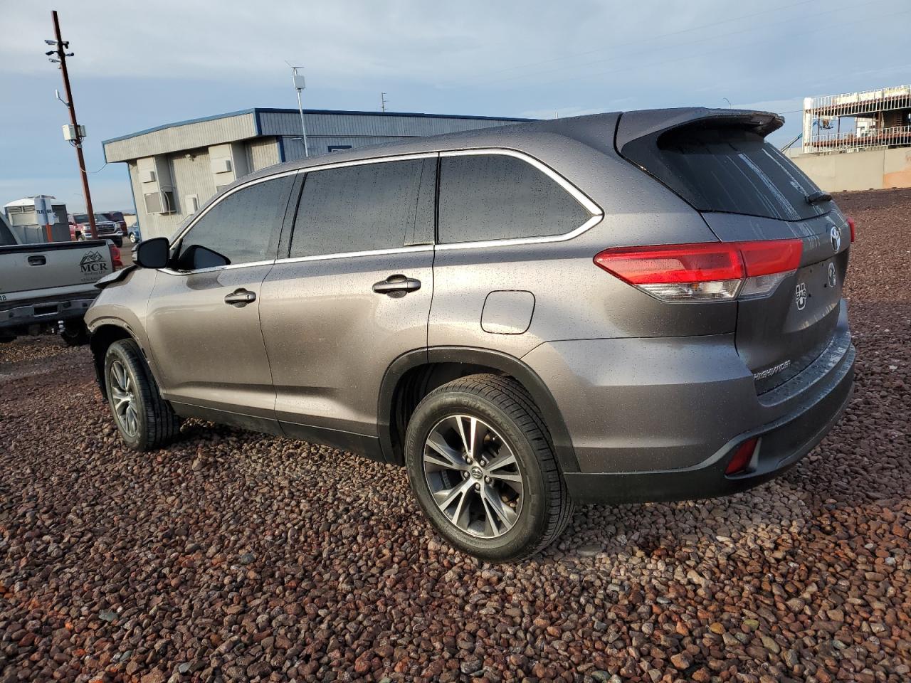 2019 Toyota Highlander Le vin: 5TDZARFH0KS049401