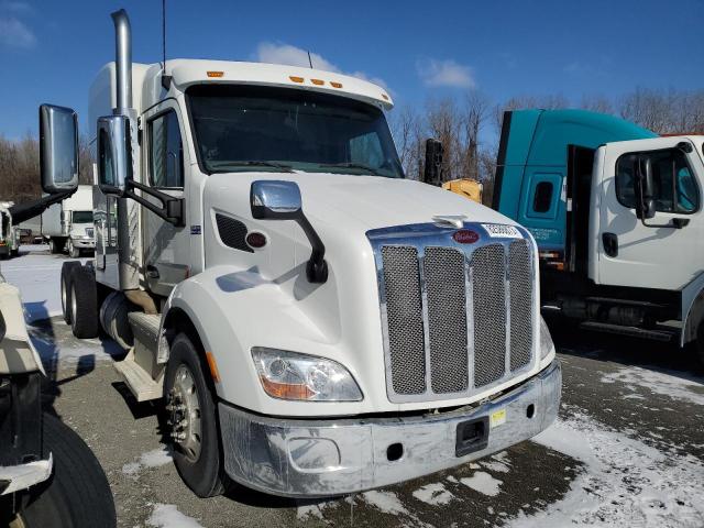 Lot #2406701418 2017 PETERBILT 579 salvage car