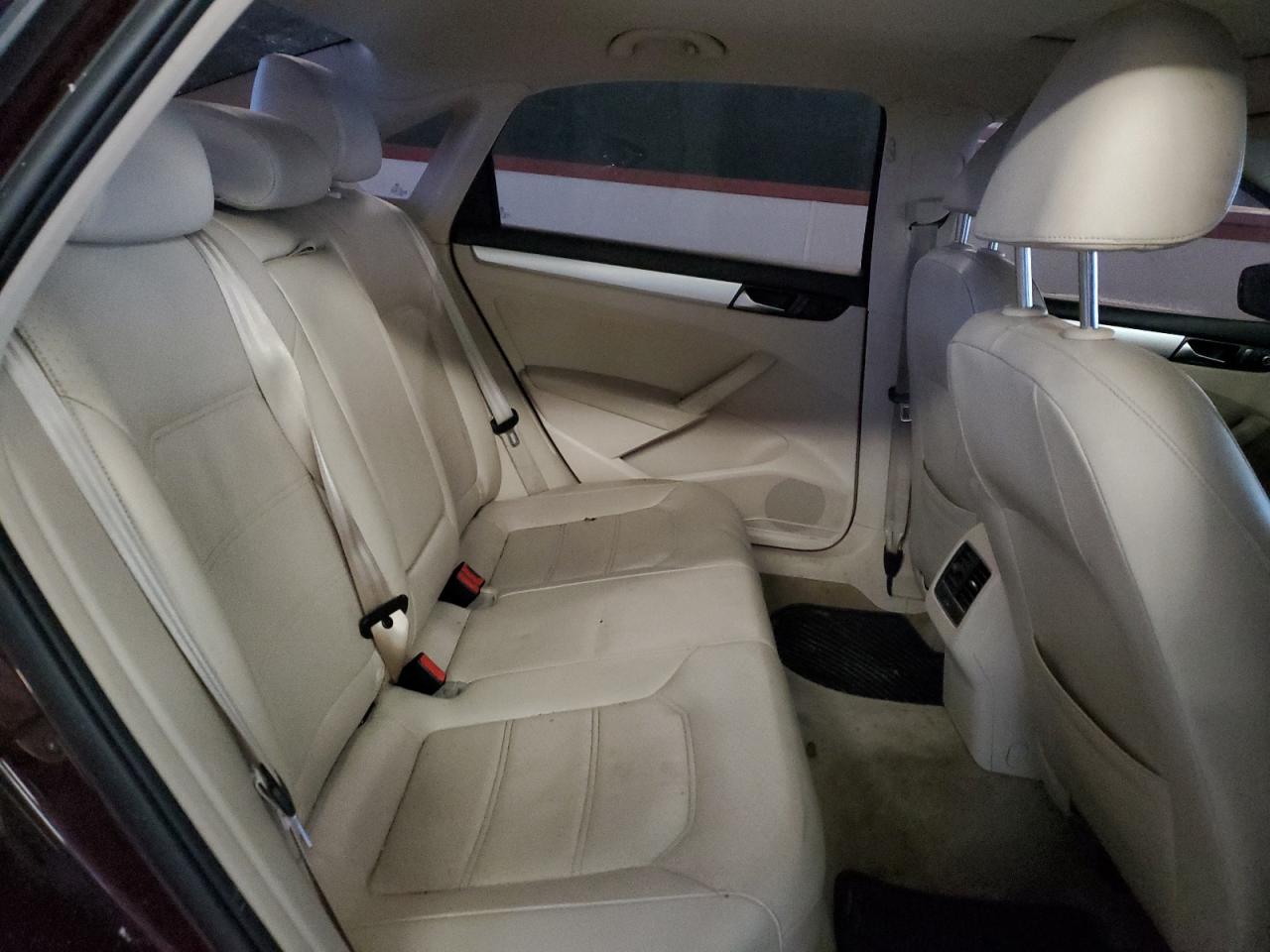 1VWBH7A39DC038735 2013 Volkswagen Passat Se