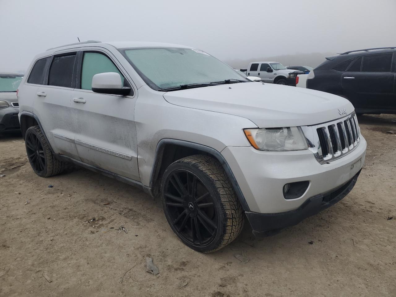 1J4RR4GG0BC555002 2011 Jeep Grand Cherokee Laredo