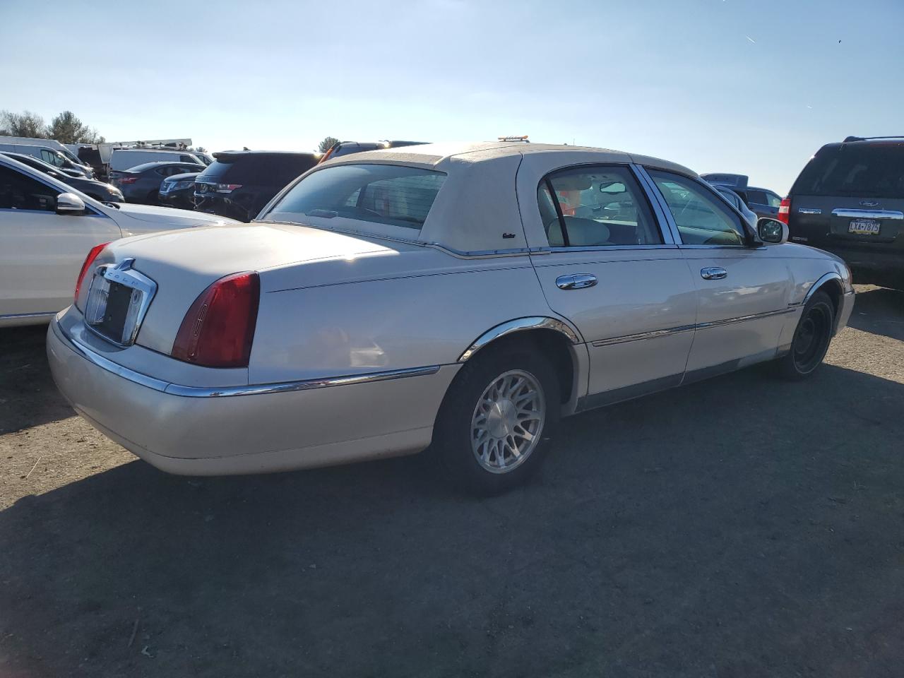 1LNFM83W7WY692602 1998 Lincoln Town Car Cartier 1LNFM83W7WY692602 1998 Lincoln Town Car Cartier