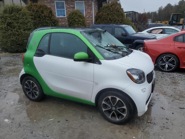 VIN WMEFJ9BA8HK237046 2017 Smart Fortwo no.4