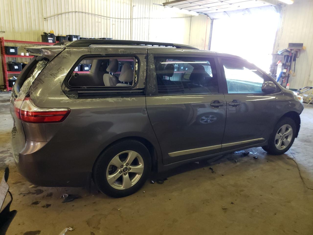 Lot #2340817011 2018 TOYOTA SIENNA LE