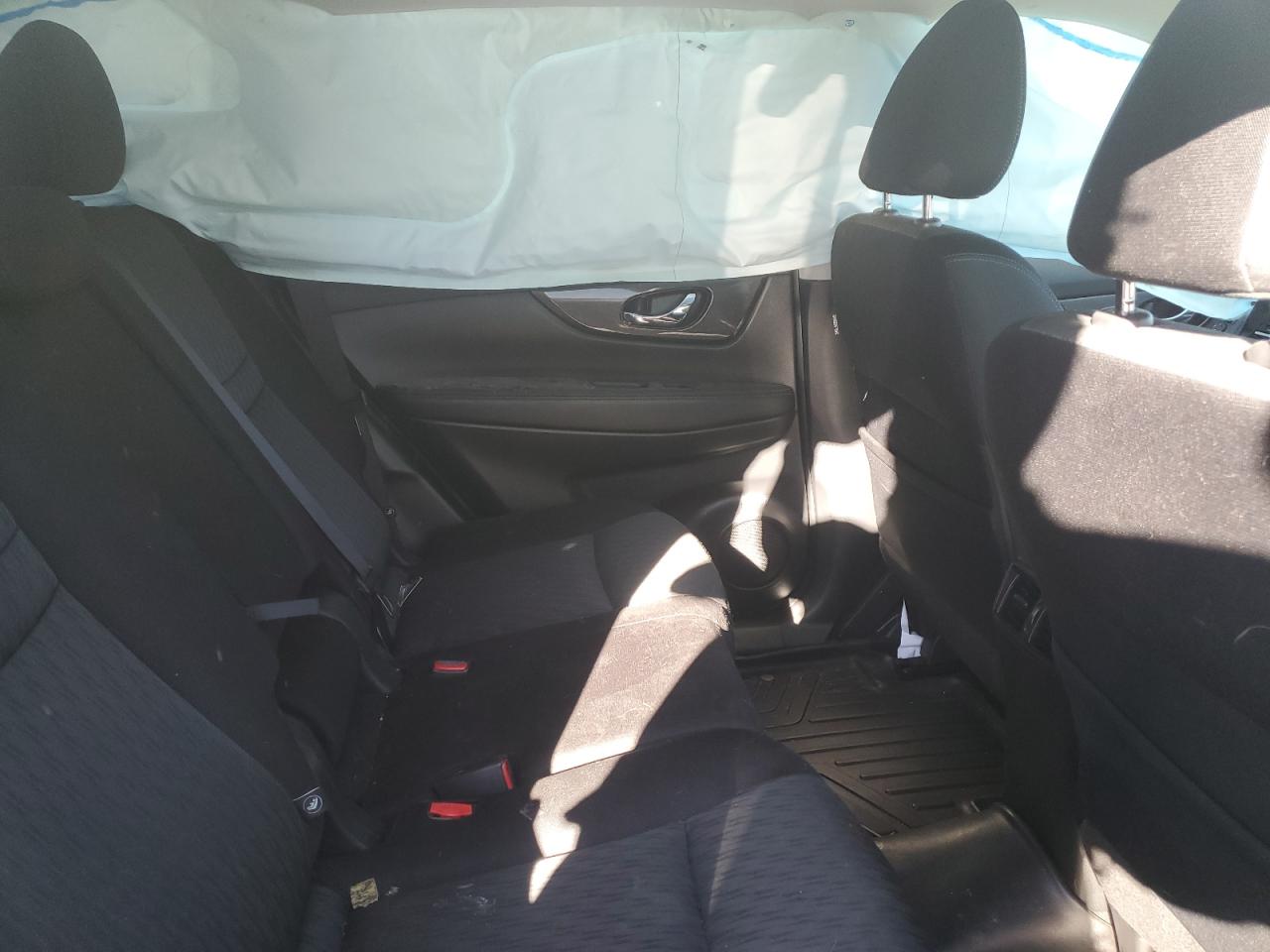VIN: JN8AT2MV0JW304672 2018 NISSAN ROGUE