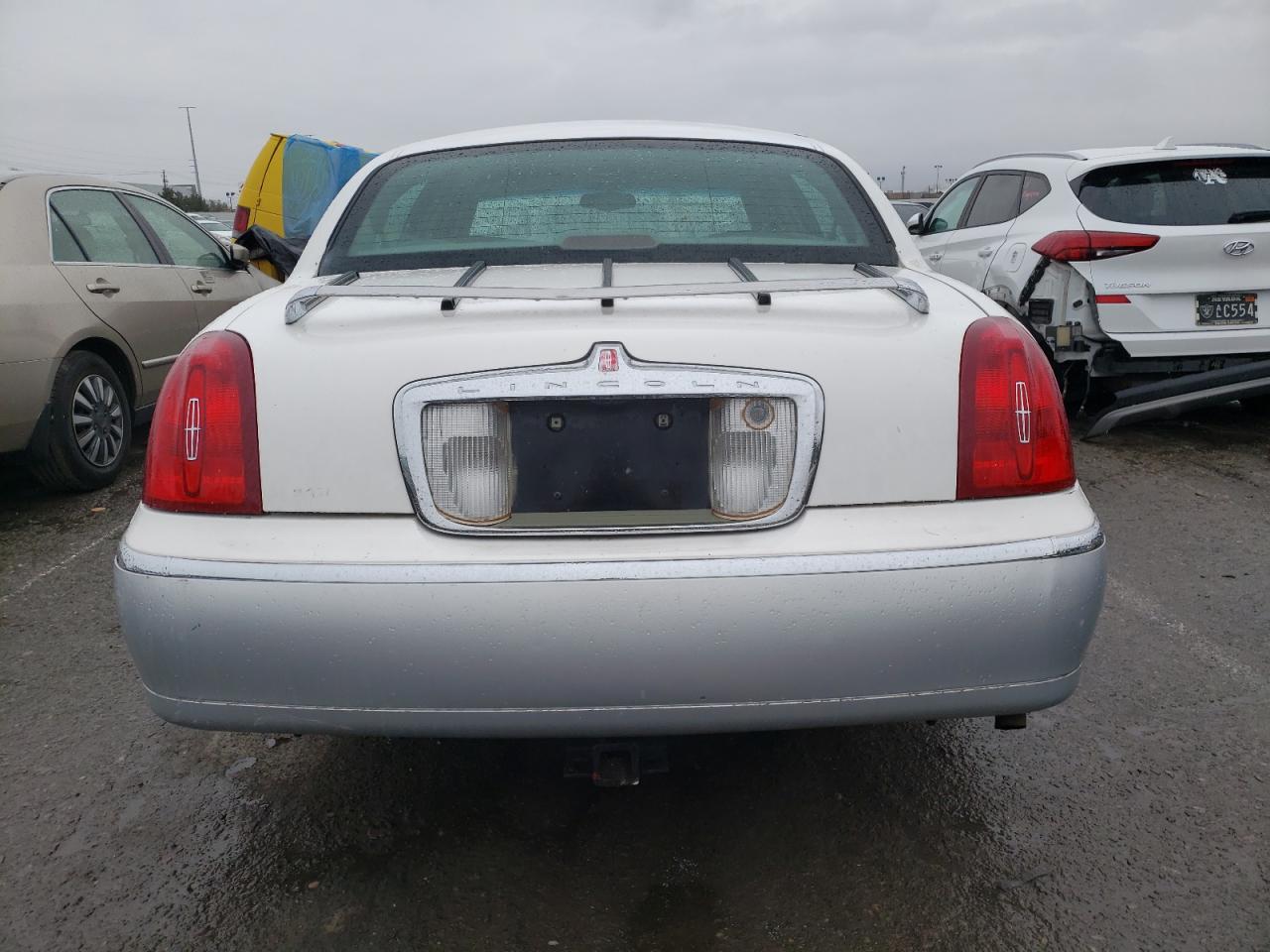 1lnhm82w01y655751 1LNHM82W01Y655751 2001 Lincoln Town Car Signature