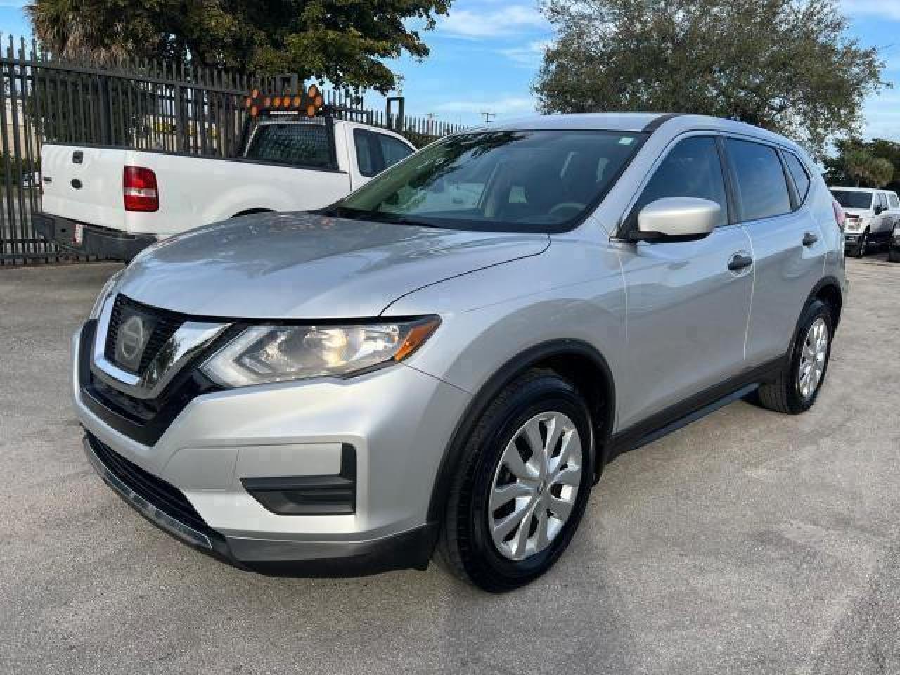 VIN: KNMAT2MT8HP577261 2017 NISSAN ROGUE