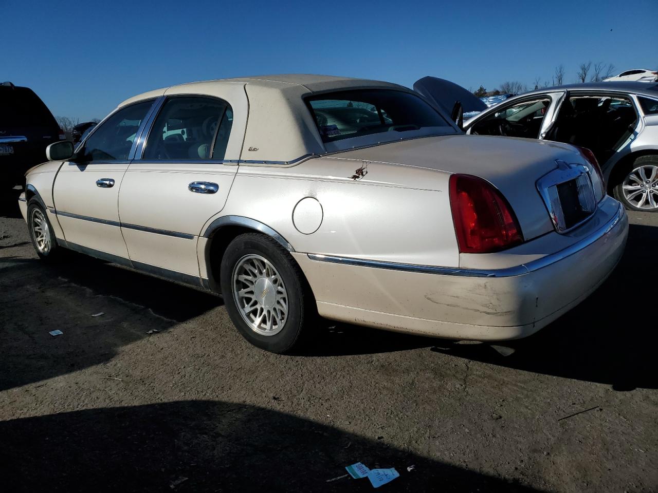 1LNFM83W7WY692602 1998 Lincoln Town Car Cartier 1LNFM83W7WY692602 1998 Lincoln Town Car Cartier