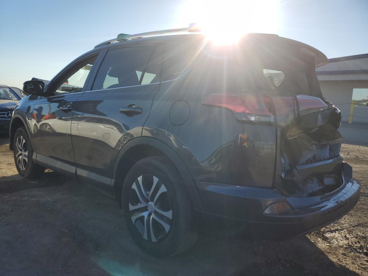 2018 Toyota Rav4 Le vin: 2T3ZFREV7JW415277