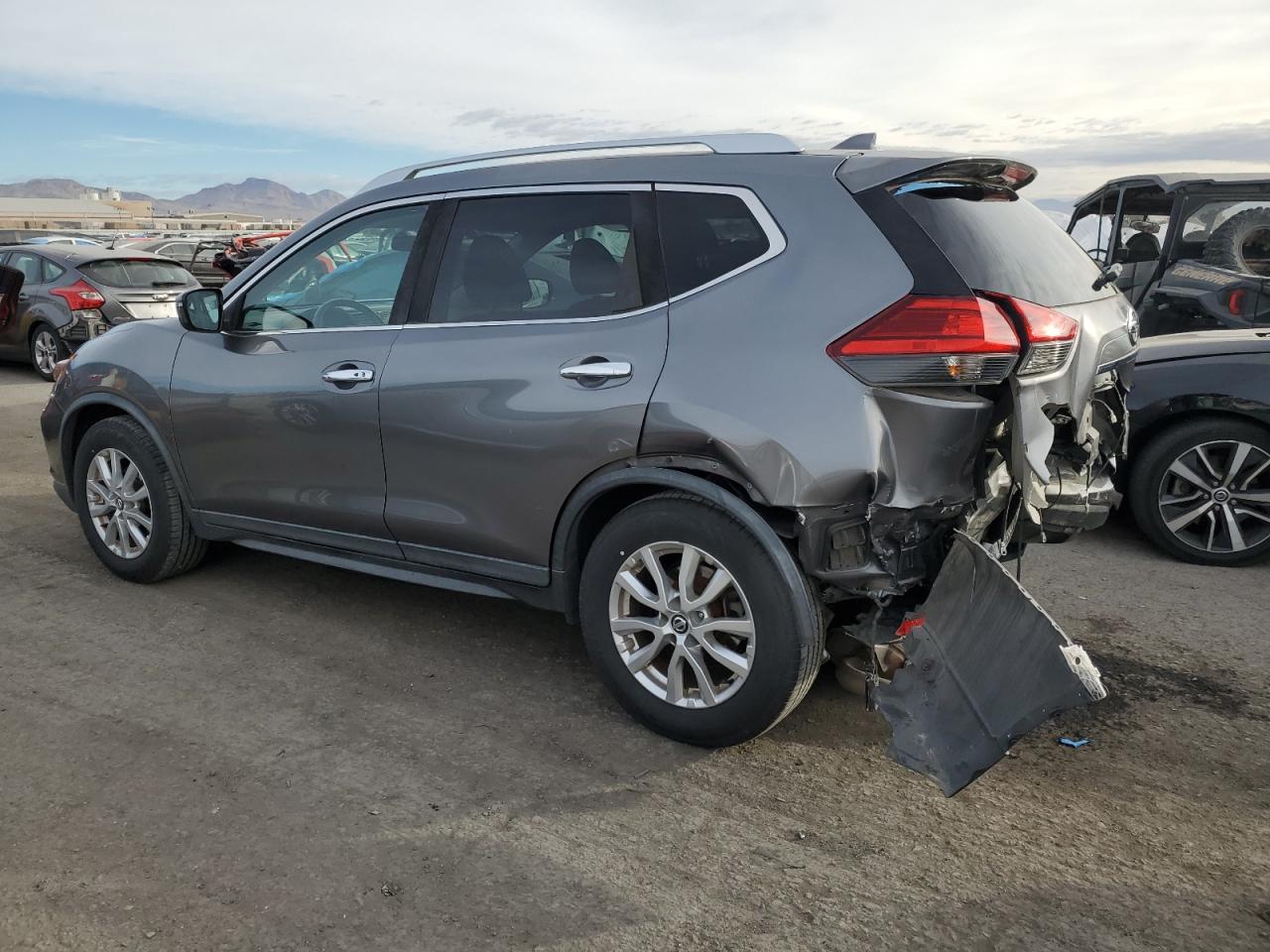 2017 Nissan Rogue S vin: KNMAT2MT2HP587090