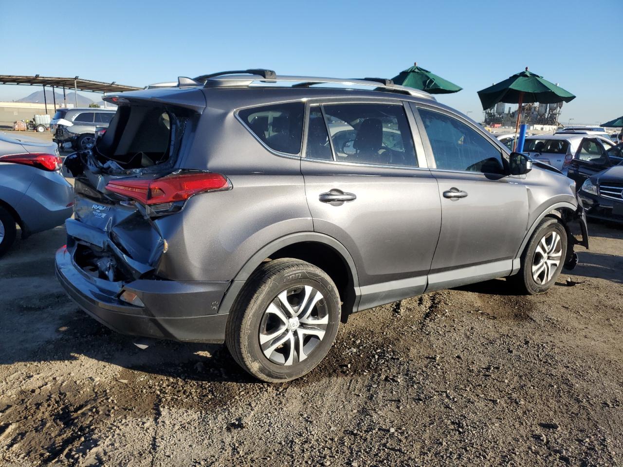 2018 Toyota Rav4 Le vin: 2T3ZFREV7JW415277