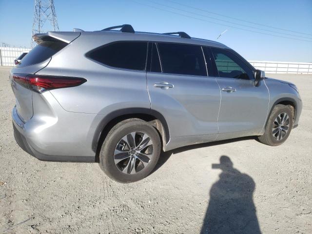 VIN 5TDGZRAH9MS070158 2021 Toyota Highlander, Xle no.3