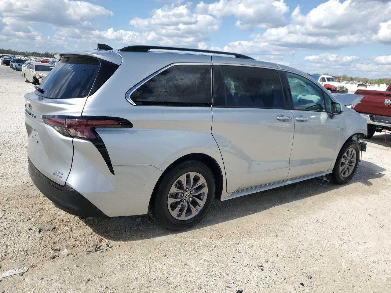 5TDYRKEC6PS167560 2023 Toyota Sienna Xle