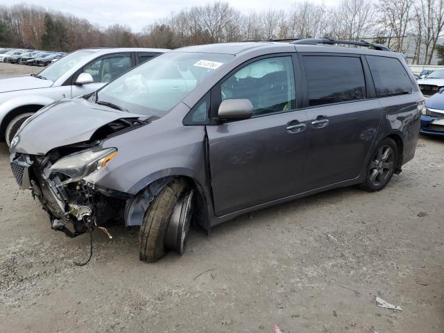 Lot #2359020995 2017 TOYOTA SIENNA SE salvage car