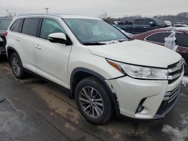 VIN 5TDJZRFH8KS622065 2019 Toyota Highlander, SE no.4