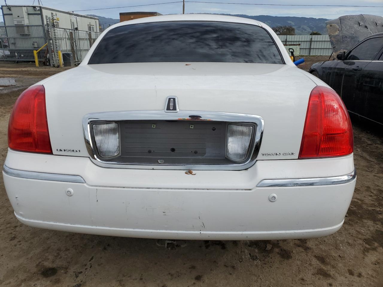 1lnhm81w24y677238 1LNHM81W24Y677238 2004 Lincoln Town Car Executive