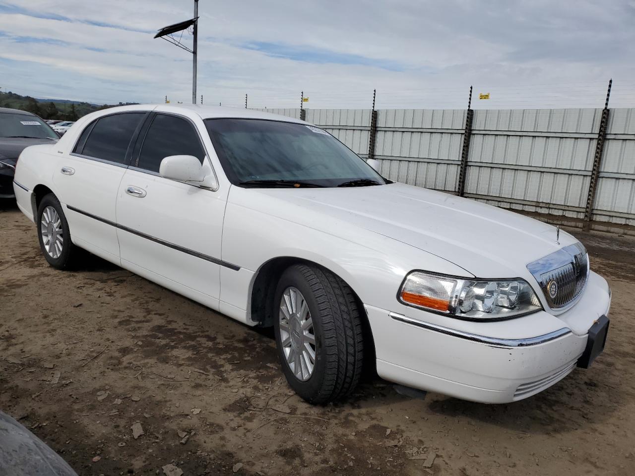 1lnhm81w24y677238 1LNHM81W24Y677238 2004 Lincoln Town Car Executive