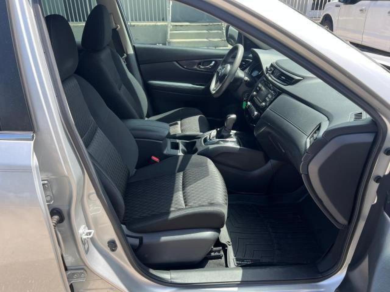 VIN: KNMAT2MT8HP577261 2017 NISSAN ROGUE