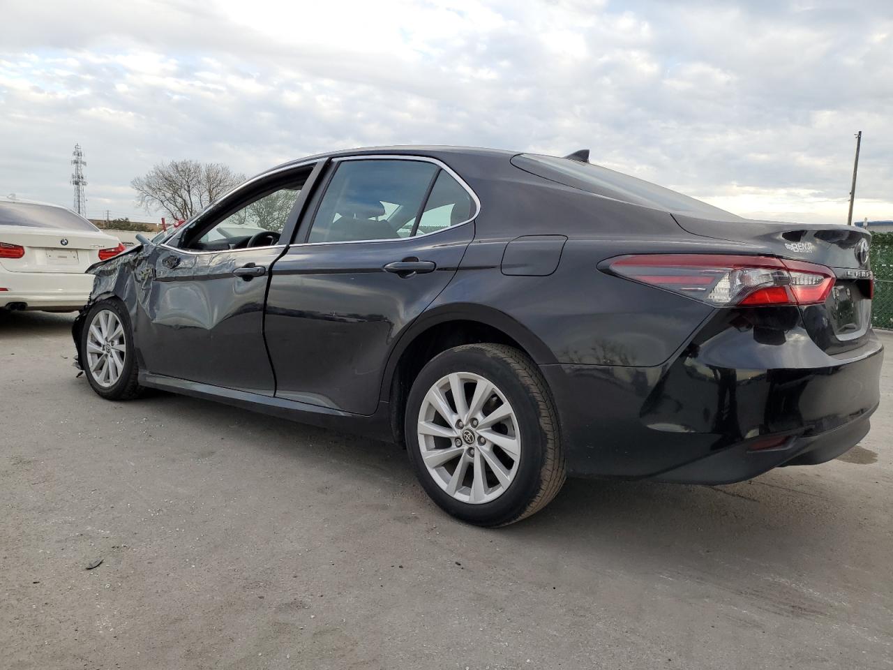 2022 Toyota Camry Le vin: 4T1C11AK8NU499545