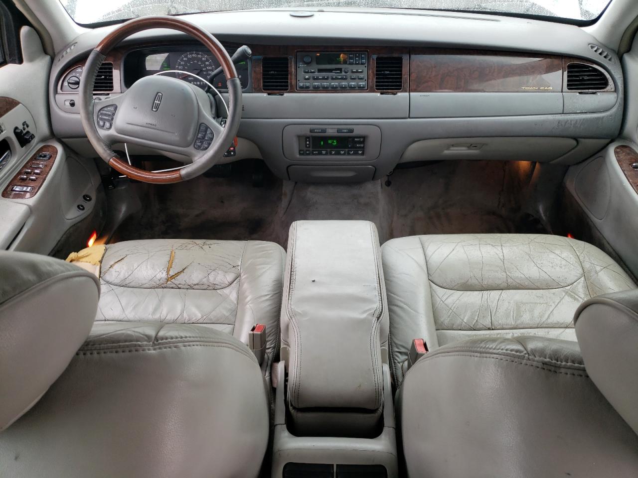 1lnhm82w01y655751 1LNHM82W01Y655751 2001 Lincoln Town Car Signature