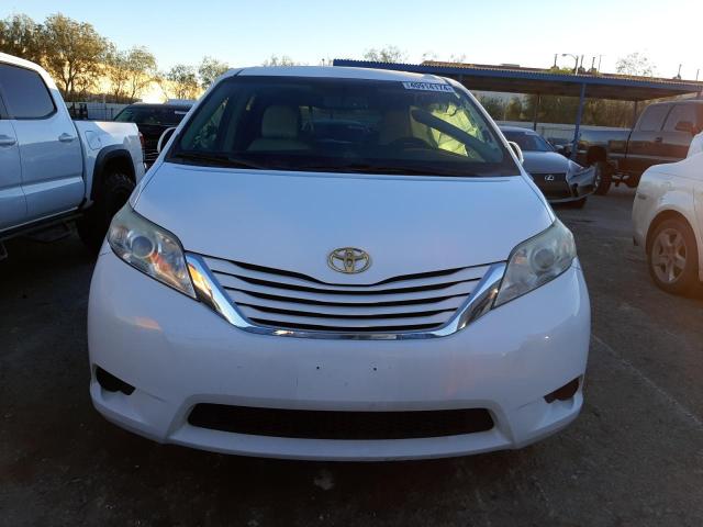 Lot #2476123453 2015 TOYOTA SIENNA LE salvage car